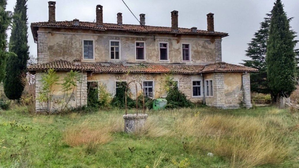 Villa Scvola Elementare before renovations